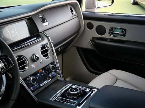 Used 2021 Rolls-Royce Cullinan image 23