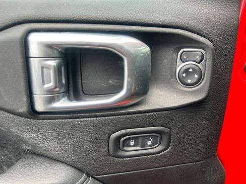 Used 2022 Jeep Wrangler Unlimited Sahara AWD/4WD image 16