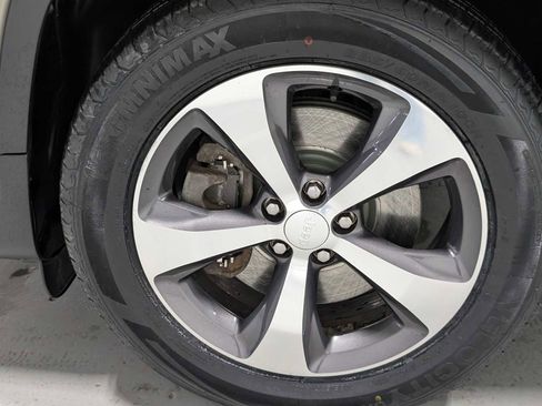 Used 2019 Jeep Cherokee Limited image 3