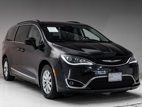 Used 2018 Chrysler Pacifica Touring-L FWD image 34