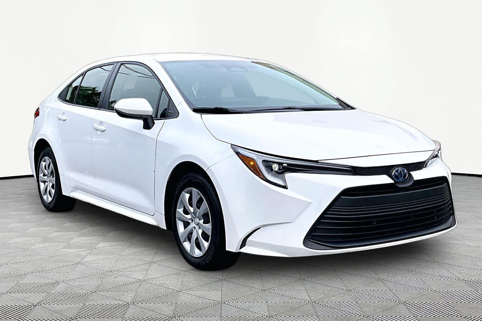 Used 2025 Toyota Corolla LE FWD image 3