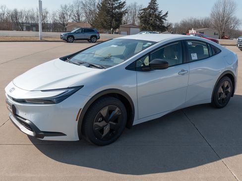 New 2026 Toyota Prius LE image 3