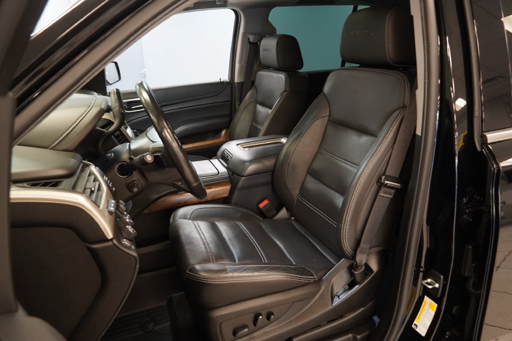 Used 2020 GMC Yukon XL Denali w/ Denali Premium Package AWD/4WD image 3