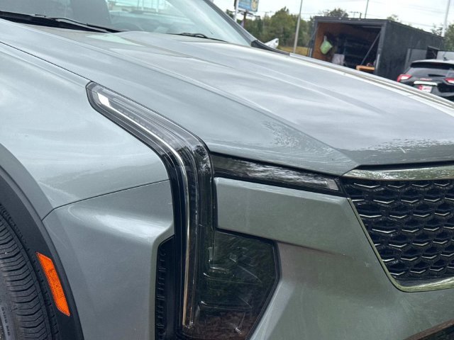 Used 2025 Cadillac XT4 Premium Luxury w/ Technology Package FWD image 3
