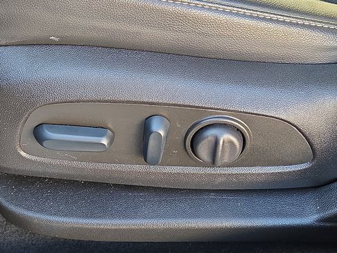 Used 2023 GMC Acadia SLT w/ Elevation Edition image 16