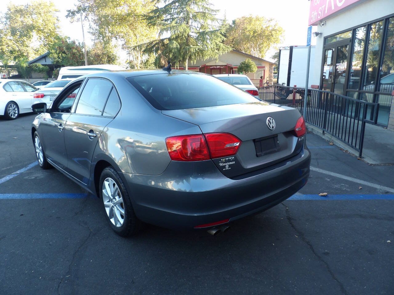 Used 2011 Volkswagen Jetta SE FWD image 4