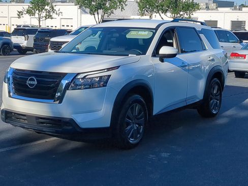 Used 2025 Nissan Pathfinder SV FWD image 5