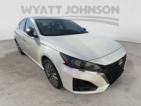 Used 2025 Nissan Altima 2.5 SV image 13