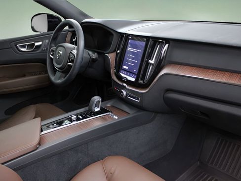 Certified 2025 Volvo XC60 B5 Plus w/ Protection Package Premier AWD/4WD image 20