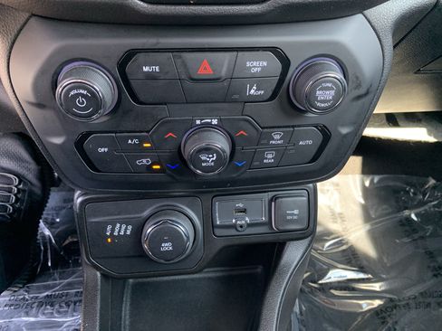 Certified 2023 Jeep Renegade Latitude AWD/4WD image 28