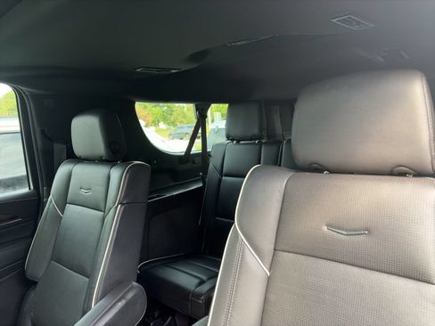 Used 2023 Cadillac Escalade ESV Premium Luxury AWD/4WD image 2