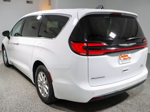 Used 2023 Chrysler Pacifica Touring-L FWD image 9