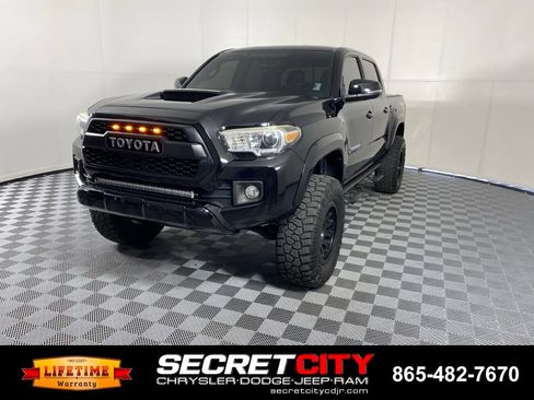 Used 2017 Toyota Tacoma TRD Sport w/ Tow Package (A/T) AWD/4WD image 3