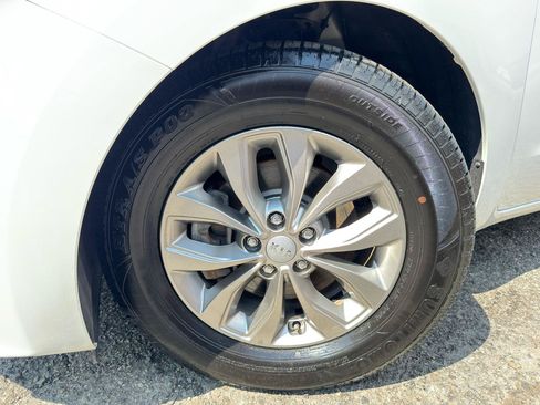 Used 2019 Kia Sedona L FWD image 81