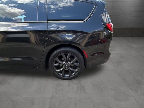 Used 2018 Chrysler Pacifica Touring-L Plus w/ Advanced Safetytec Group FWD image 36