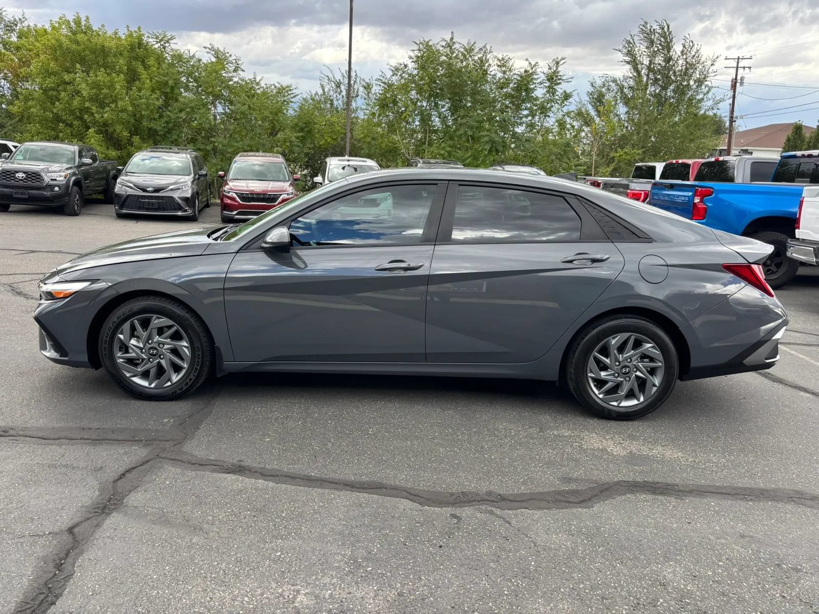 Used 2024 Hyundai Elantra Blue FWD image 4