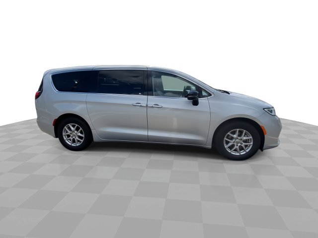 Used 2024 Chrysler Pacifica Touring-L FWD image 3