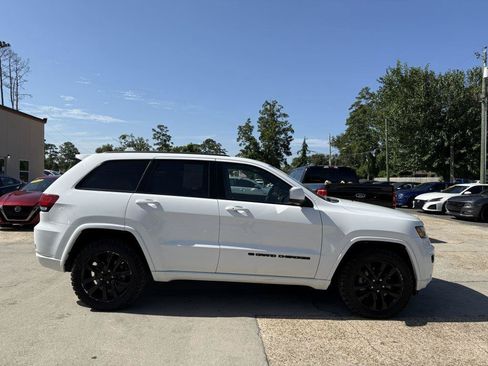 Used 2022 Jeep Grand Cherokee Laredo X AWD/4WD image 4