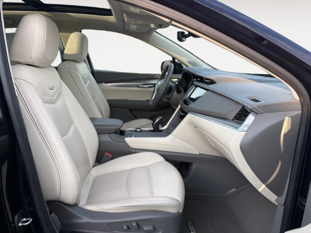 Used 2022 Cadillac XT5 Premium Luxury w/ LPO, Floor Liner Package AWD/4WD image 4