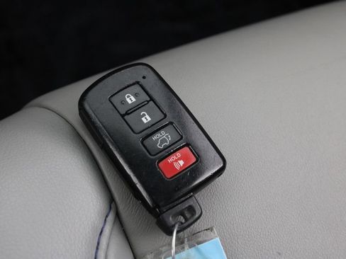 Used 2019 Toyota Highlander XLE AWD/4WD image 31