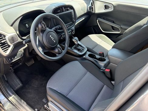Used 2025 Kia Soul LX w/ LX Technology Package FWD image 11