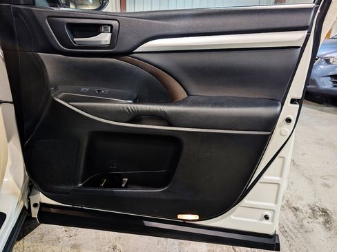 Used 2015 Toyota Highlander XLE image 31