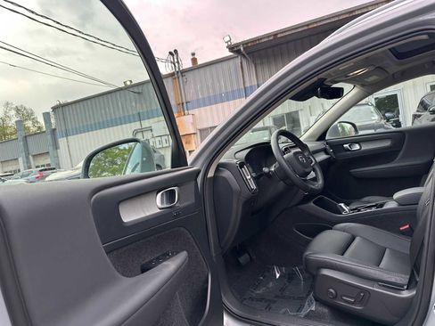 Certified 2025 Volvo XC40 B5 Plus AWD/4WD image 21