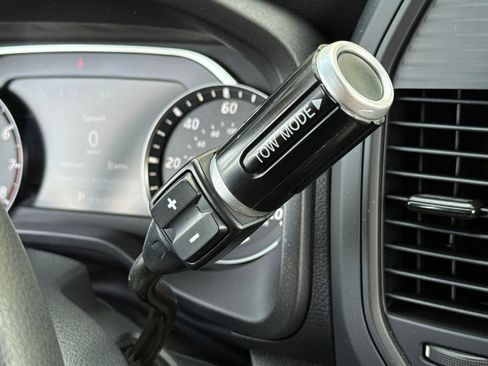 Used 2024 Nissan Titan SV w/ SV Convenience Package RWD image 16