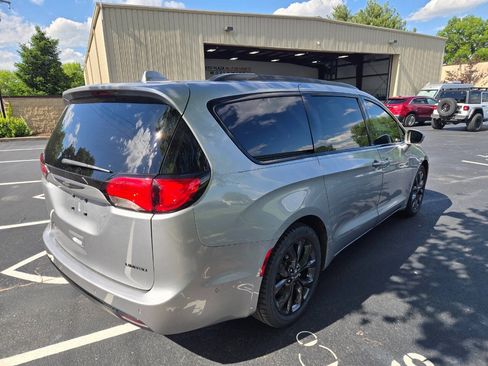 Used 2020 Chrysler Pacifica Limited w/ Advanced Safetytec Group FWD image 7