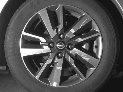 Used 2025 Nissan Versa SV FWD image 13