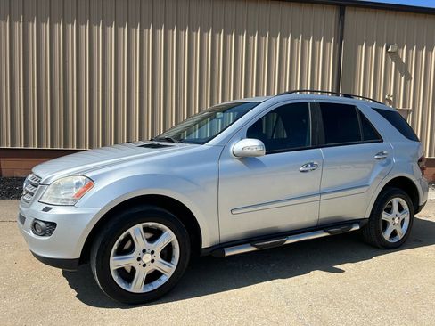 Used 2008 Mercedes-Benz ML 350 ML 350 Edition 10 AWD 4MATIC 4 w/ P2 Pkg image 3