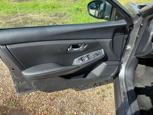 Used 2024 Nissan Sentra SV FWD image 15