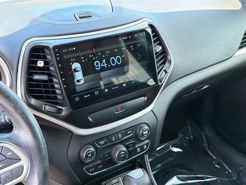 Used 2018 Jeep Cherokee Latitude Plus FWD image 25