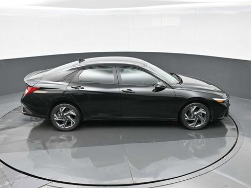 Certified 2025 Hyundai Elantra SEL FWD image 31