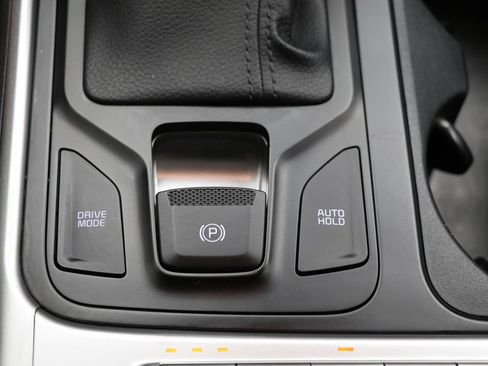 Used 2025 Kia Carnival FWD image 25