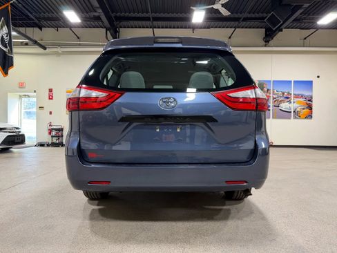 Used 2016 Toyota Sienna L image 6