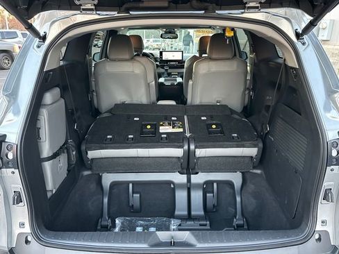 Used 2025 Toyota Sienna XLE image 24