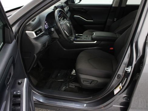 Used 2025 Toyota Highlander LE AWD/4WD image 14