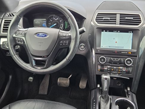 Used 2017 Ford Explorer XLT w/ Equipment Group 202A FWD image 24