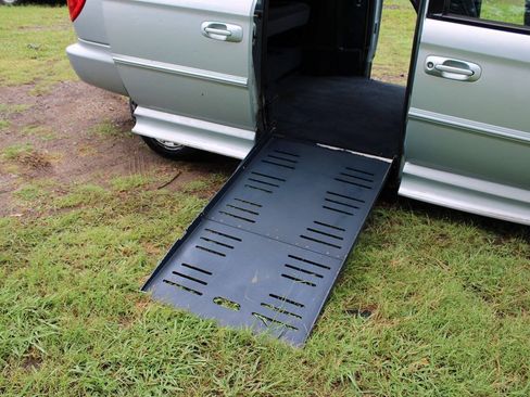 Used 2001 Chrysler Town & Country LX FWD image 33