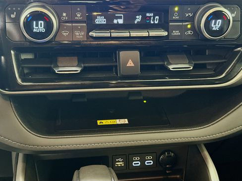 Used 2023 Toyota Highlander XLE FWD image 23
