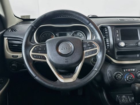 Used 2017 Jeep Cherokee Sport FWD image 17