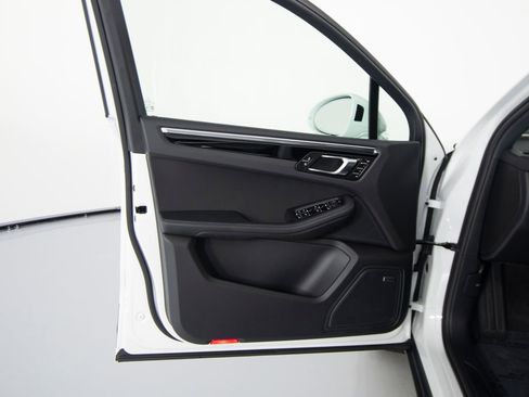 Certified 2025 Porsche Macan image 19