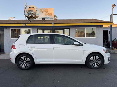 Used 2017 Volkswagen e-Golf SEL Premium w/ Driver Assistance Package image 4