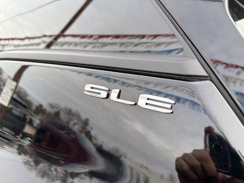 Used 2023 GMC Terrain SLE image 12