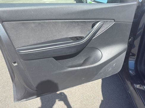 Used 2021 Tesla Model Y Long Range image 9