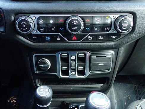 Used 2024 Jeep Wrangler Unlimited w/ Convenience Group AWD/4WD image 17