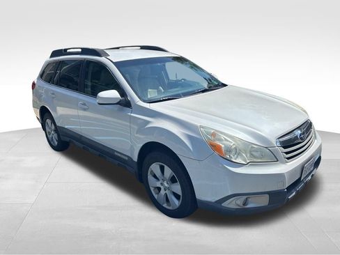 Used 2010 Subaru Outback 2.5i Premium AWD/4WD image 3