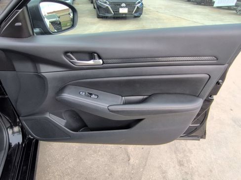 Used 2025 Nissan Altima 2.5 SV FWD image 32