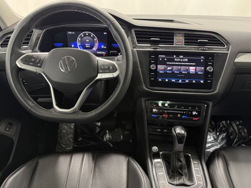 Used 2022 Volkswagen Tiguan SE w/ Panoramic Sunroof Package image 18